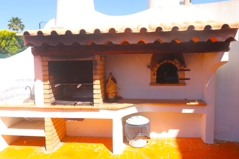Built-in barbecue and pizza oven